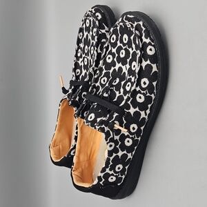 Hey Dude Wendy Field of Flowers women's size 9